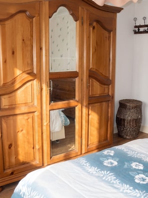 2 chambres, fer et planche à repasser, Wi-Fi gratuit, draps fournis
