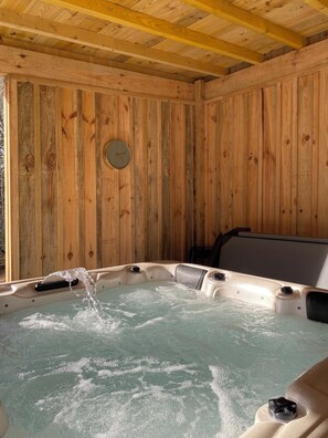 Indoor spa tub