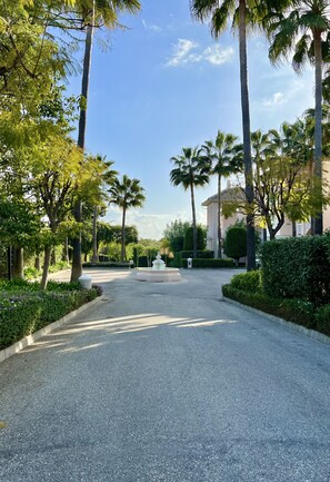 Property grounds - 35 -Large apartment in El Lago, Los Flamingos (Estepona)