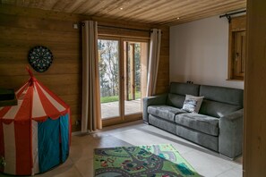 Téléviseur connecté, foyer, lecteur de DVD, table de baby-foot