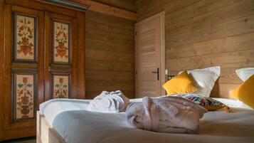 6 bedrooms, iron/ironing board, free WiFi, bed sheets