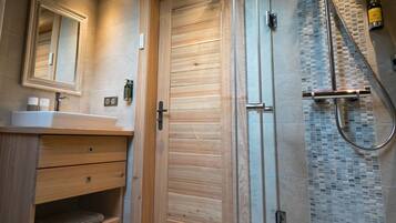 Ensemble douche/baignoire, sĂšche-cheveux, peignoirs, serviettes fournies