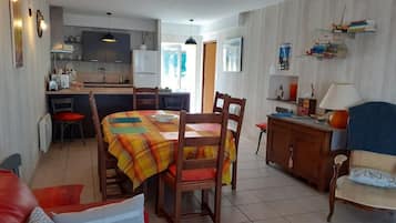 Televisie, een dvd-speler en boeken