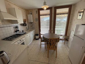 Kühlschrank, Ofen, Kochgeschirr/Geschirr/Besteck