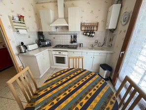 Fridge, oven, cookware/dishes/utensils - Sea View, 100 m from the beach (ST MANDRIER SUR MER)