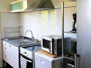 Wasserkocher mit Kaffee-/Teezubehör, Kühlschrank, Mikrowelle, Ofen