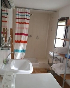 Shower, hair dryer, towels - Corse House 6 pers wide garden 200m beach Calvi (Calvi)