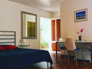 1 habitación, tabla de planchar con plancha, wifi gratis y ropa de cama 