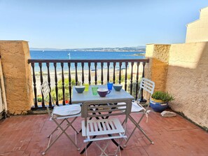 Outdoor dining - Sea view, 10 minuts of the beach (SIX FOURS LES PLAGES)