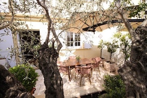Outdoor dining - ZENOBIA - CASA SULTANA (PROPRIANO)