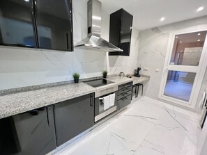 Kühlschrank, Mikrowelle, Ofen, Geschirrspüler