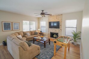 Téléviseur, foyer, livres, bureau