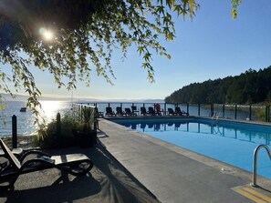 Alberca al aire libre y alberca climatizada