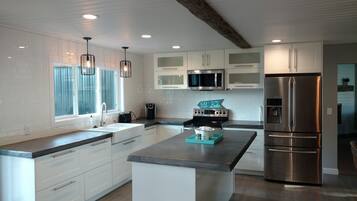 KylskÄp, mikrovÄgsugn, ugn och spishÀll