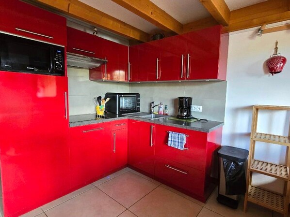 Fridge, microwave, stovetop, dishwasher