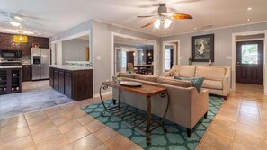 TV, caminetto, videoteca, stampante