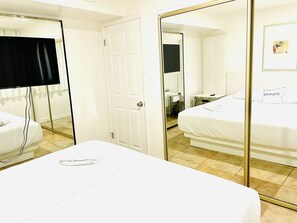 3 chambres, bureau, fer et planche à repasser, lit de bébé portatif