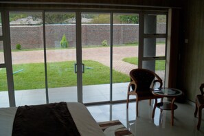 3 bedrooms, iron/ironing board, internet, bed sheets - Modern fully furnished 3-room apartment (Harare)