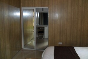 3 bedrooms, iron/ironing board, internet, bed sheets - Modern fully furnished 3-room apartment (Harare)