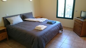 4 chambres, fer et planche à repasser, lit parapluie, Wi-Fi gratuit