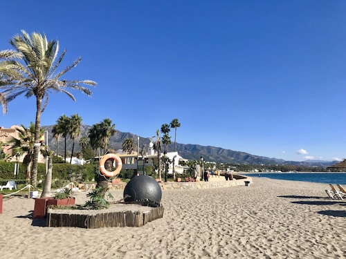 31 - Flat near the beach 800 m away from Puerto Banus