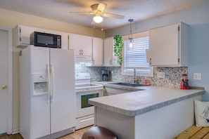 Kjøleskap, mikrobølgeovn, ovn og kokeplater