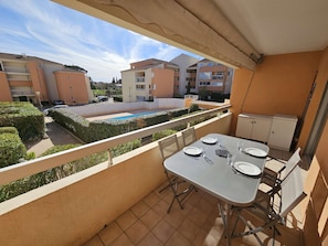 Outdoor dining - Swimming pool, balcony, facing south, sleeps 4. (LA SEYNE SUR MER)