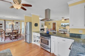 Réfrigérateur, four à micro-ondes, un four, surface de cuisson