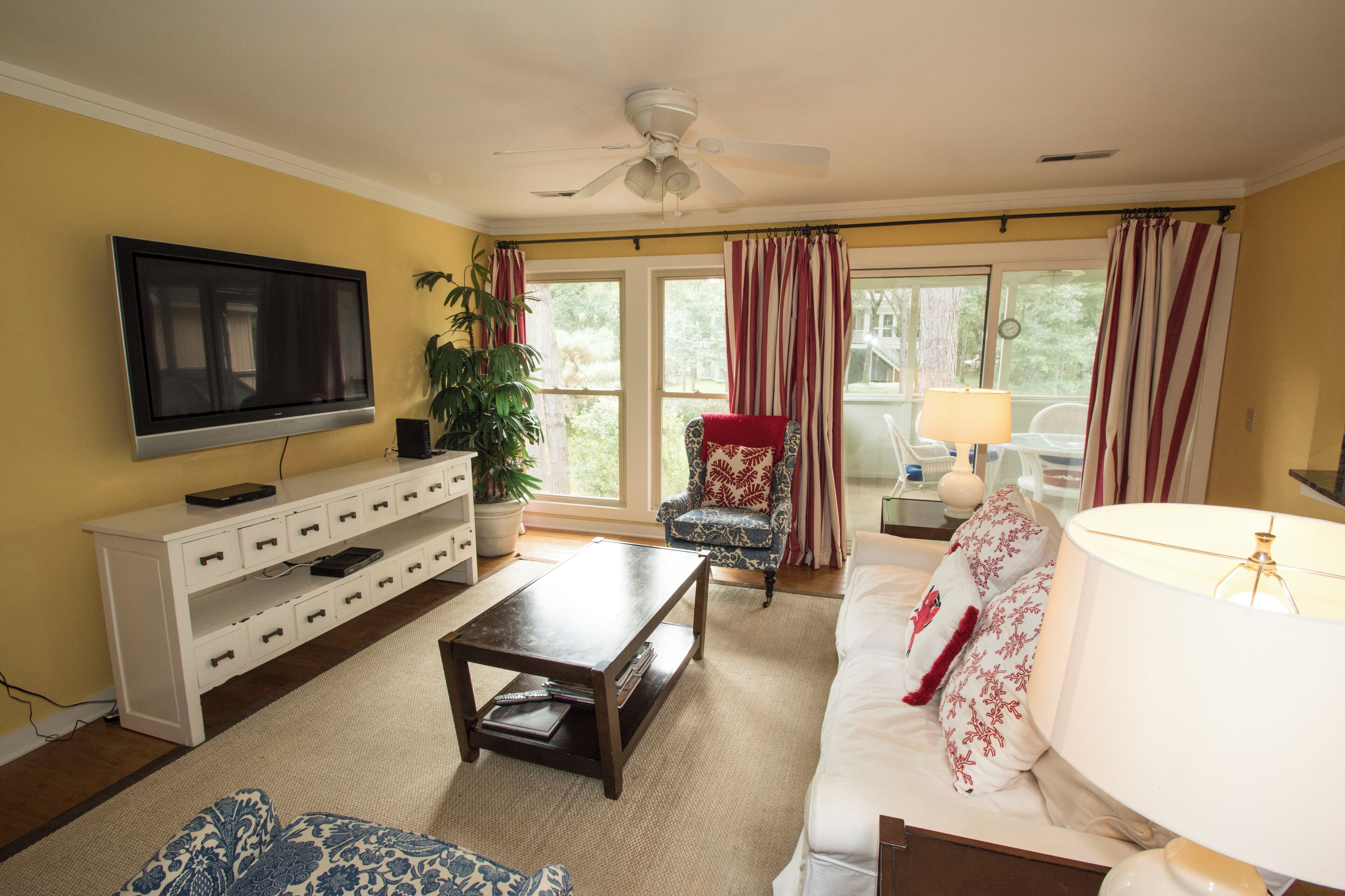 Een televisie, een tafeltennistafel en een printer