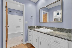 Ensemble douche/baignoire, sèche-cheveux, serviettes fournies