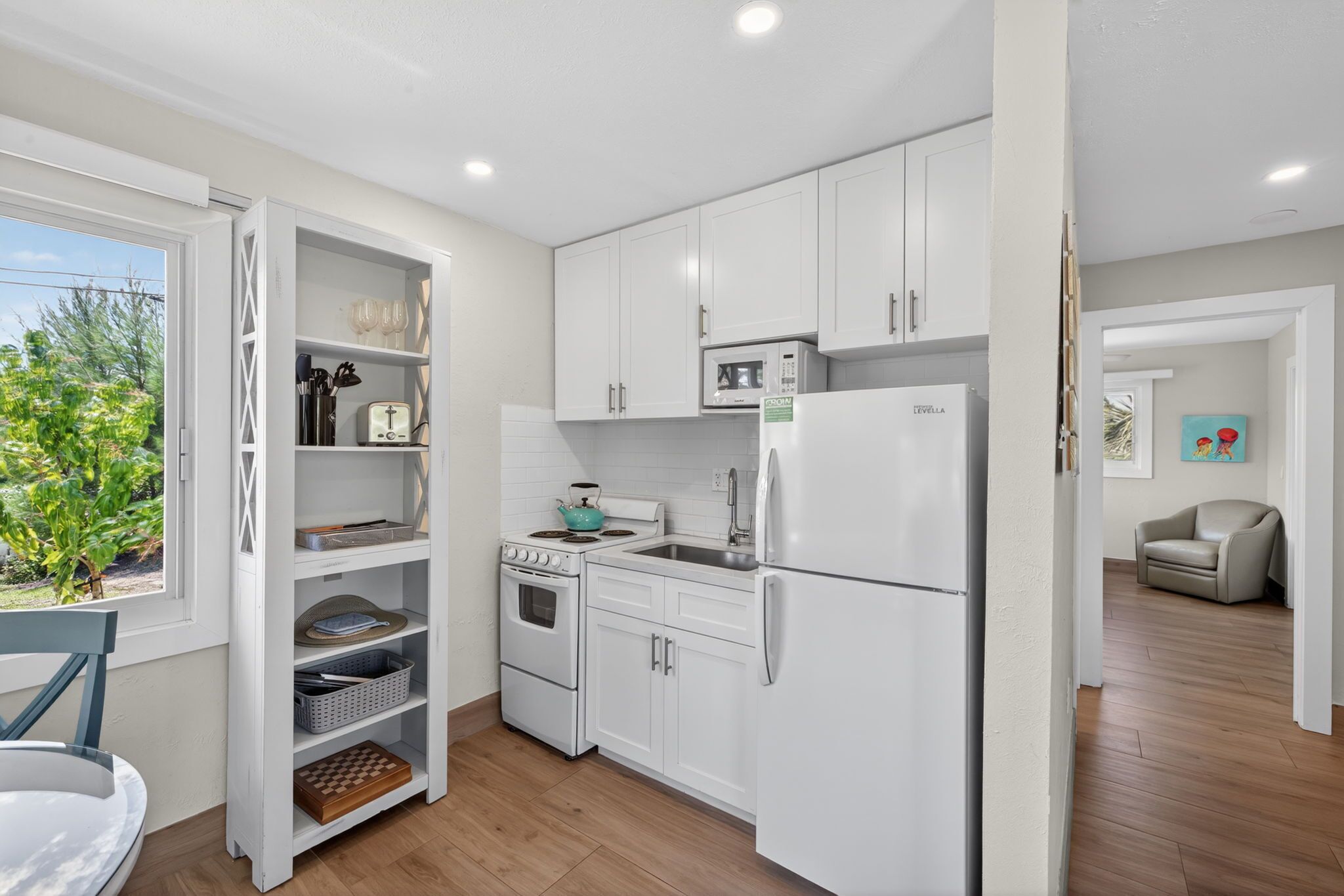 Réfrigérateur, micro-ondes, four, plaque de cuisson