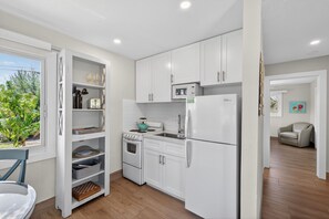 Køleskab, mikrobølgeovn, ovn, kogeplade