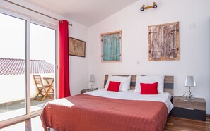 3 bedrooms, in-room safe, iron/ironing board, WiFi