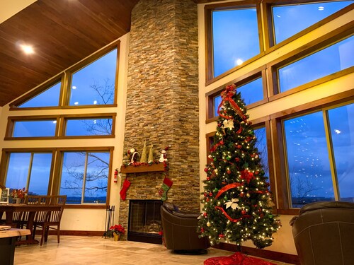 Gorgeous Lakefront Villa near the Smokies, On Douglas Lake!