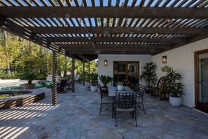 Outdoor dining - Rancho Santa Fe Covenant Detached Guest House (Rancho Santa Fe)