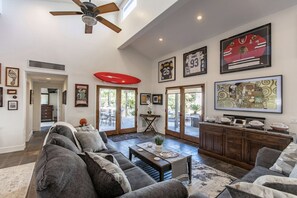 Smart TV, fireplace, stereo - Rancho Santa Fe Covenant Detached Guest House (Rancho Santa Fe)