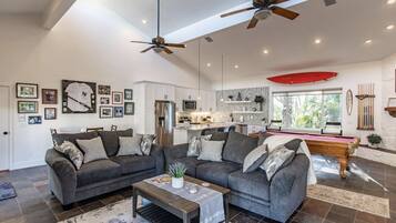 Smart TV, fireplace, stereo