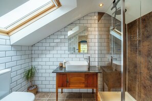 Shower, hair dryer, towels, soap - Cosy cottage with private parking and lovely views (Morpeth)