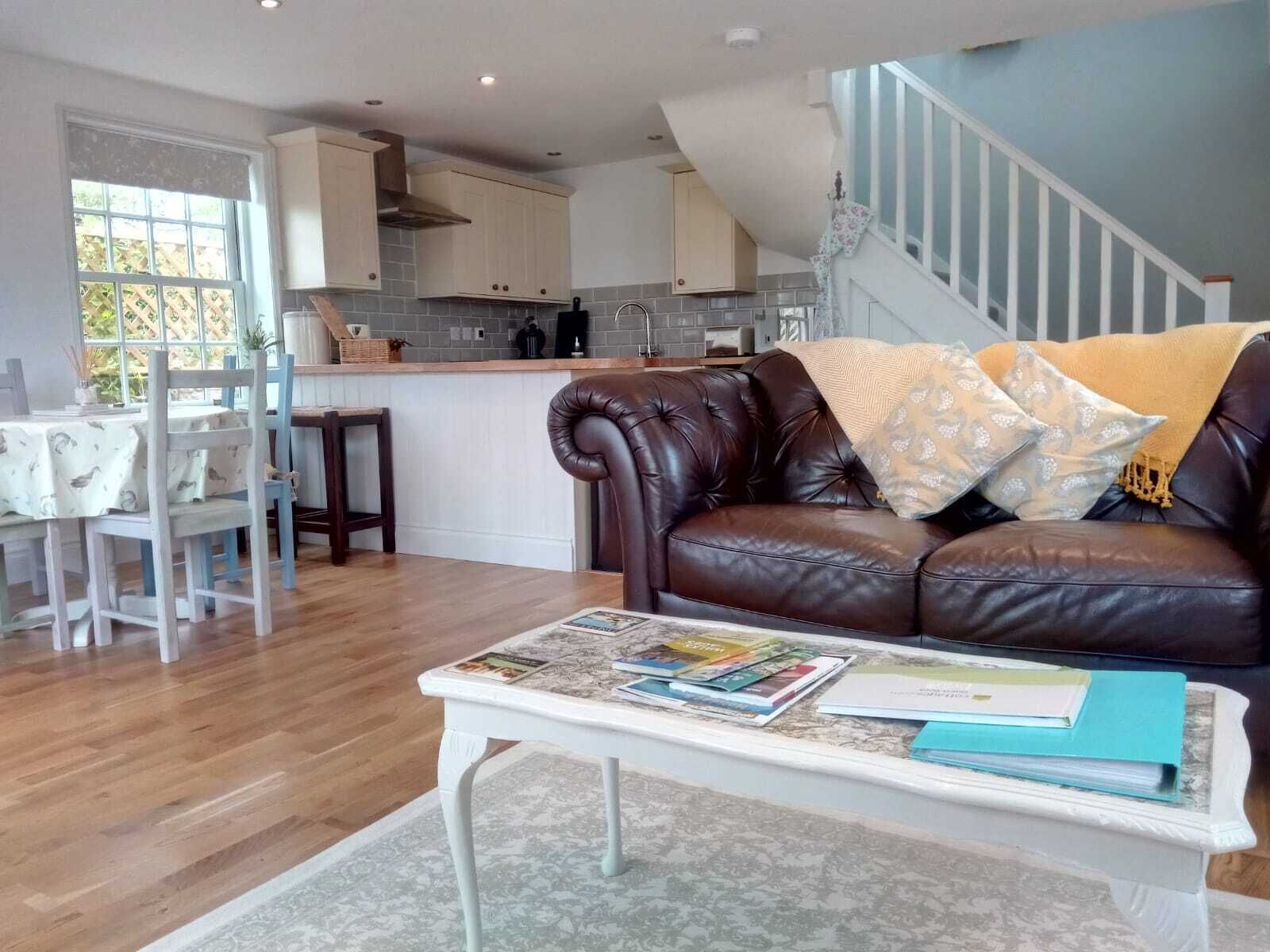 Smart-TV, DVD-spiller, bøker og filmbibliotek