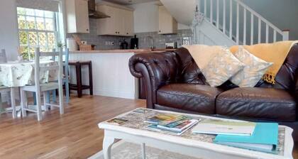 Cosy cottage with private parking and lovely views