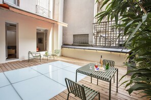 Terrace/patio - Luxurious, 2 Bedroom Apt. w/TERRACE (!) Central Two Blocks from Elysées Palace. (Paris)