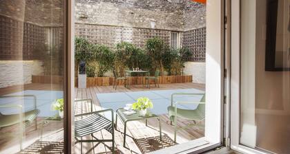 Luxueux, 2 chambres Apt. avec TERRASSE (!) Central Two Blocks from Elysées Palace.