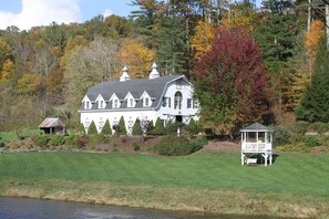Exterior -  "Garden Gate Barn Loft" - Luxurious Couple's Getaway on the New River (Fleetwood)