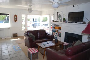 Smart TV, libros y biblioteca musical 