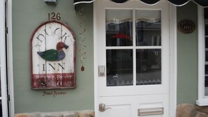 Una residencia privada con una puerta blanca, un buzón y el número 126 en el buzón.