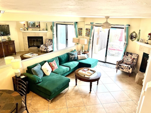 Best location in all of Jax Beach. Walk or bike ride to everything. 