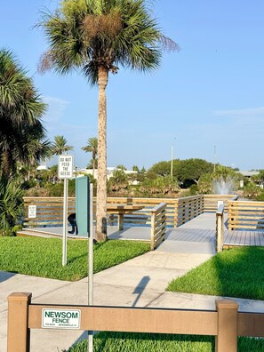 A park with a wooden boardwalk, benches, and a sign that reads 'DO NOT FEED THE GEESE.' - Best location in all of Jax Beach. Walk or bike ride to everything. (Jacksonville Beach)
