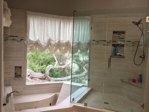 Een bubbelbad, een haardroger, handdoeken, zeep