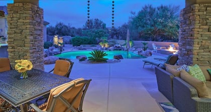 Keidas autiomaassa lähellä arvostettuja lohkareita, joissa on lämmitetty uima-allas, kaikki yhdessä kerroksessa