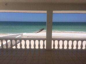 En la playa, camastros y toallas de playa